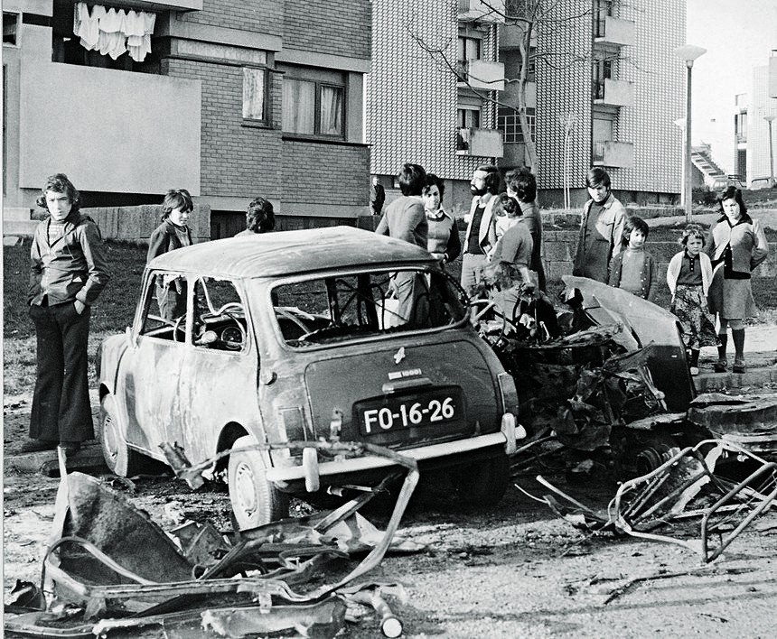 O carro do arquiteto portuense Alexandre Alves Costa, um dos dinamizadores do SAAL, foi destruído à bomba em março de 1976.jpg